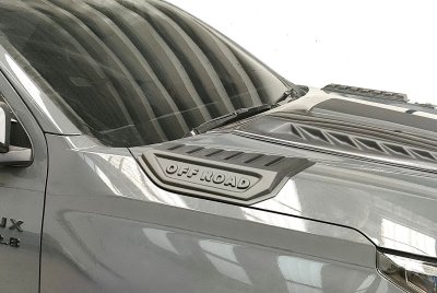 39 SCOOP Hood Side Trim TRAVO 2026