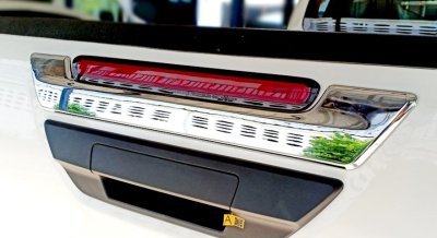 1.คิ้วฝากระบะท้าย Toyota Revo 2020