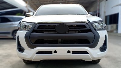 2.Front Grill Cover Toyota Revo 2020