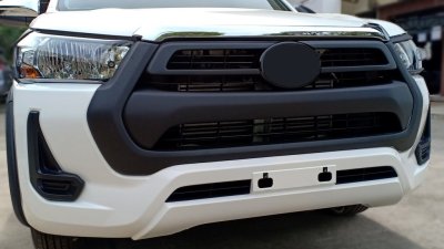 2.Front Grill Cover Toyota Revo 2020