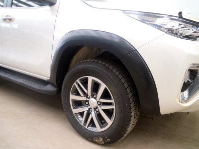 27.Front Fender Flares (V.2) with Nuts