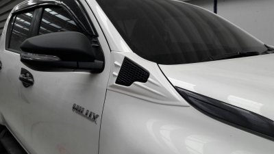 19.Side Vent Protection Toyota Revo 2018