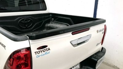 20.Tailgate Spoiler (V.2) Toyota Revo 2018