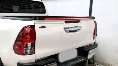 20.Tailgate Spoiler (V.2) Toyota Revo 2018