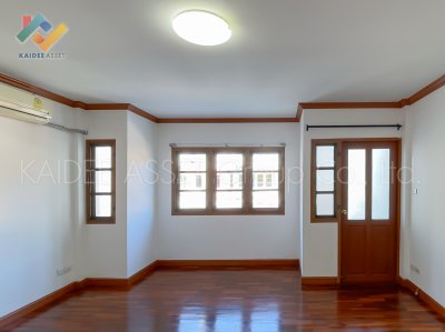 ทาวน์เฮ้าส์ ซอย นาคนิวาส 37 แยก 1-8 ถนน ลาดพร้าว 71 ขายถูก