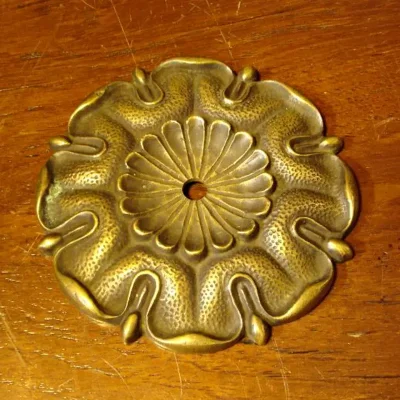 แป้นทองเหลืองตกแต่งเพดาน