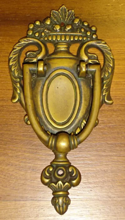 ที่เคาะประตูทองเหลือง