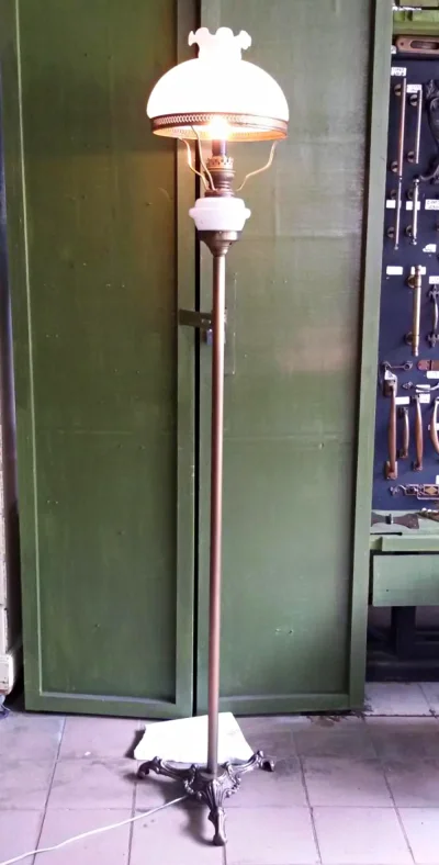 โคมไฟตั้งพื้น