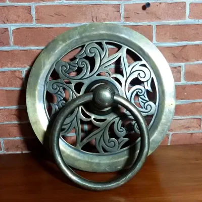 มือดึงบานประตูทองเหลือง