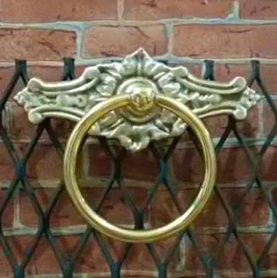 มือดึงบานประตูทองเหลือง