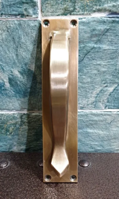 มือจับประตูทองเหลือง