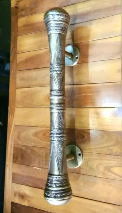 มือจับประตูทองเหลือง