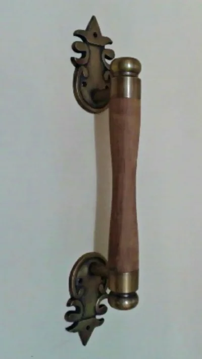 มือจับประตูทองเหลือง