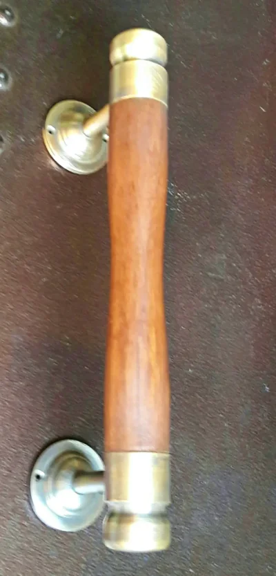 มือจับประตูทองเหลือง