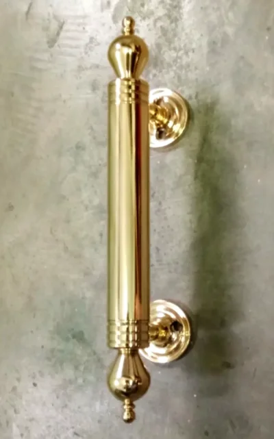 มือจับประตูทองเหลือง