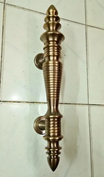 มือจับประตูทองเหลือง