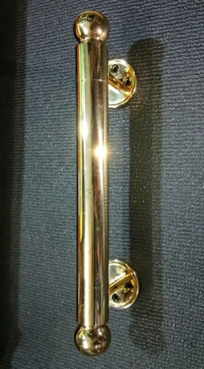 มือจับประตูทองเหลือง