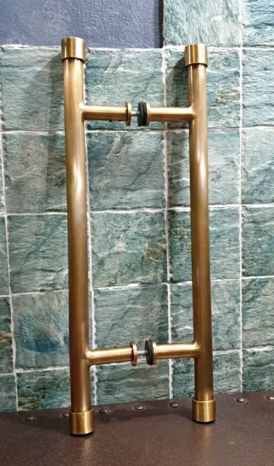 มือจับประตูทองเหลือง