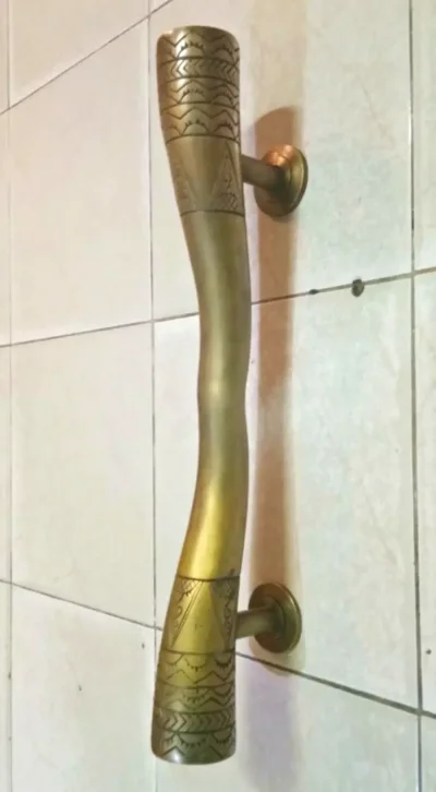 มือจับประตูทองเหลือง