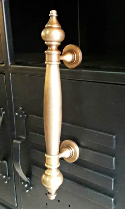 มือจับประตูทองเหลือง