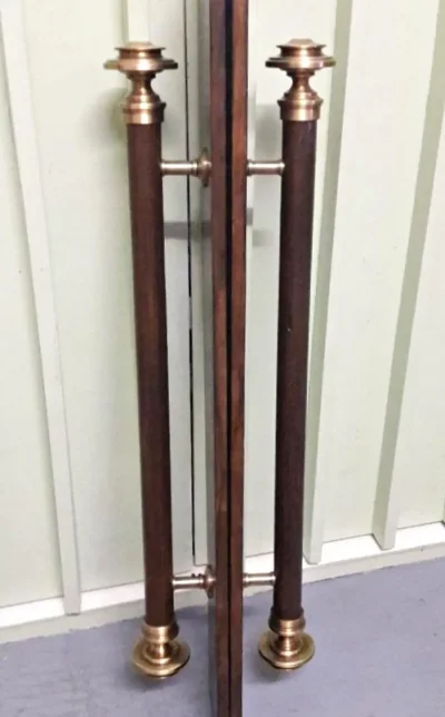 มือจับประตูทองเหลือง