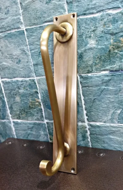 มือจับประตูทองเหลือง