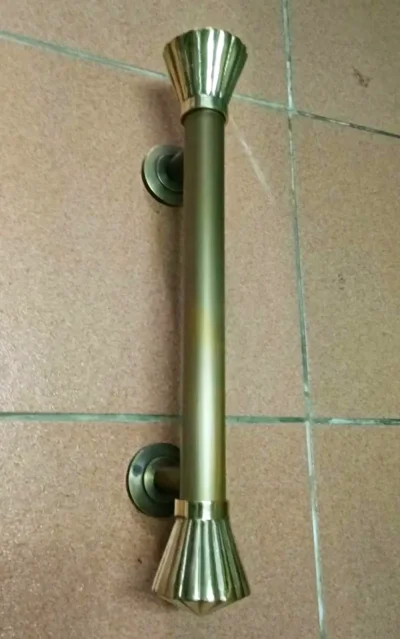 มือจับประตูทองเหลือง