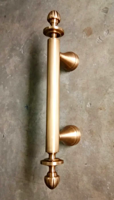 มือจับประตูทองเหลือง