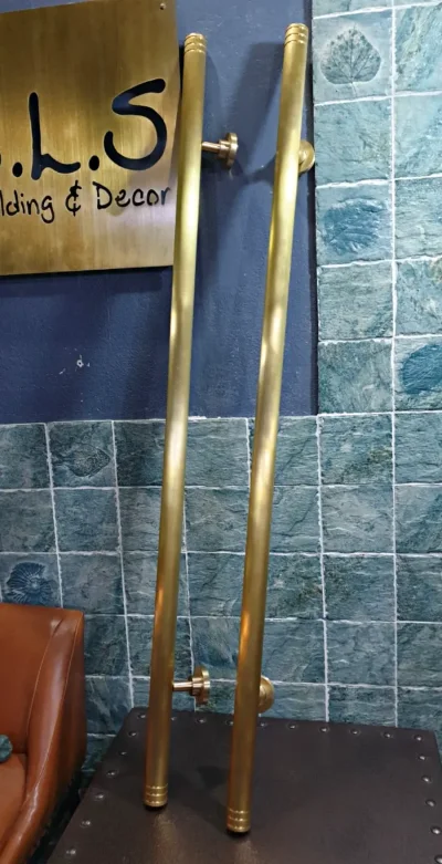 มือจับประตูทองเหลือง