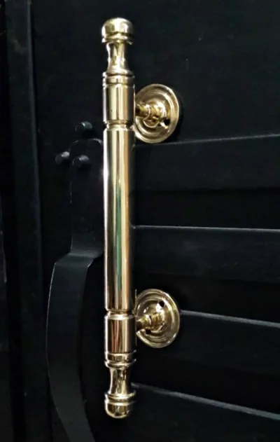 มือจับประตูทองเหลือง