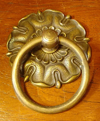 มือจับทองเหลืองแบบมีห่วง