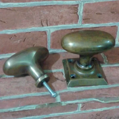 มือจับประตูทองเหลือง