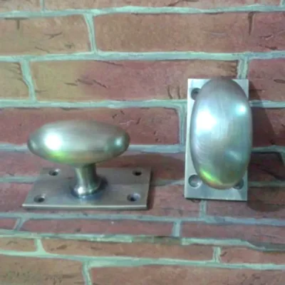 มือจับประตูทองเหลือง