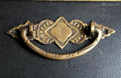 มือดึงบานประตูทองเหลือง