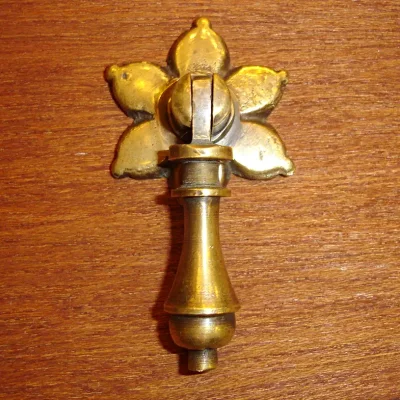 มือดึงบานตู้ทองเหลืองแบบห้อย