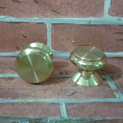 ปุ่มจับบานตู้ทองเหลือง