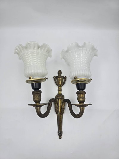 โคมไฟติดผนังก้านทองเหลืองแท้ 2 แขน โป๊ะแก้วจีบสีขาวนม WLY18B