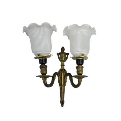 โคมไฟติดผนังก้านทองเหลืองแท้ 2 แขน โป๊ะแก้วจีบสีขาวนม WLY18A