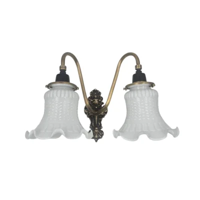 โคมไฟติดผนังทองเหลืองก้านคู่ แป้นลายหลุยส์ แก้วกางปลาสีขาวนม WLT45A