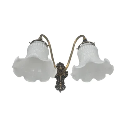 โคมไฟติดผนังทองเหลืองก้านคู่ แป้นลายหลุยส์ แก้วกางปลาสีขาวนม WLT45A