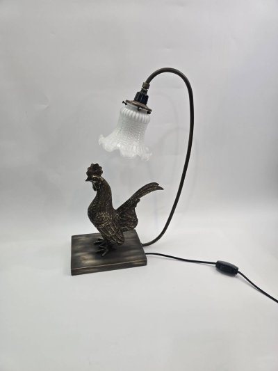 โคมไฟตั้งโต๊ะไก่แจ้ทองเหลืองแท้ แก้วกางปลาสีขาวนม TBLC45