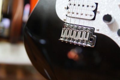 Gusteau Guitar GST01 Black to White