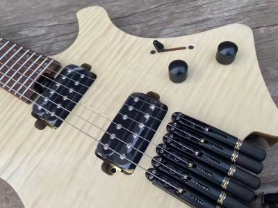 Rhea Roasted Ash with Veneer Flame Maple Natural HH