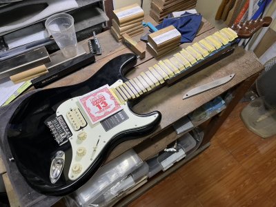 Saga Electric Gutiar : Dazzles Black HSS "Defect Item"