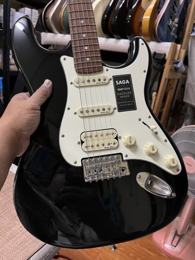 Saga Electric Gutiar : Dazzles Black HSS "Defect Item"