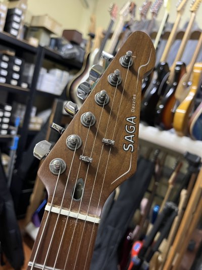 Saga Electric Gutiar : Dazzles Black HSS "Defect Item"