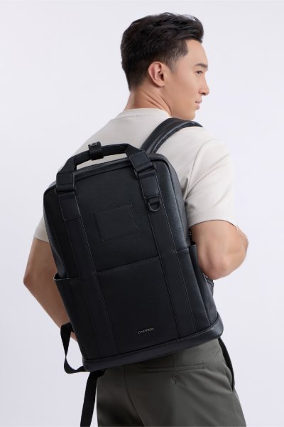 กระเป๋าสะพายหลัง Saffiano Multi-Pocket Backpack