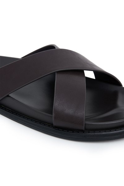 รองเท้าแตะ Essential Cross Strap Sandals - Brown