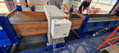 เครื่องตรวจจับเหล็ก (Metal Detector for Industrial Conveyor Systems)