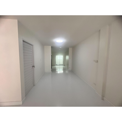 ขาย Town House 2 ชั้น ขนาด 2 ห้องนอน 2 ห้องน้ำ ถ.ประดิษฐ์มนูธรรม ใกล้ถนนใหญ่ พื้นที่ 17 ตรว. ใช้สอยได้ 100 ตรม. เพิ่งรีโนเวท พร้อมเข้ามาอยู่ได้เลย